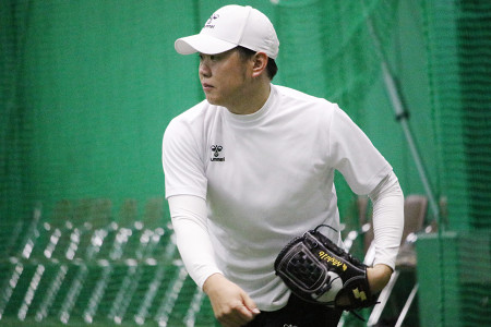 自主トレする西勇　プロ野球