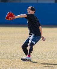 キャッチボールする石川柊　プロ野球