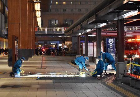 長野駅前で３人襲われる