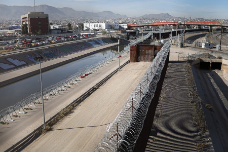 トランプ氏、メキシコ国境を封鎖