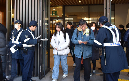 情報提供を呼び掛ける警察官