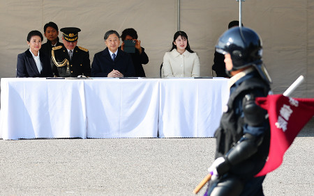 天皇ご一家、皇宮警察視閲式に