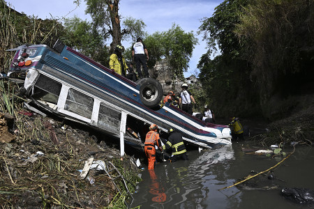 バス転落、５１人死亡