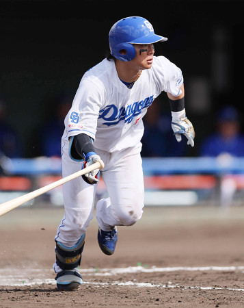 安打を放つ村松　プロ野球