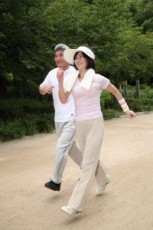 寿命にも影響する高齢者の「腰曲がり」　日常での予防法とは？