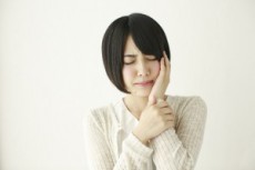 虫歯じゃないのに歯がしみる…知覚過敏の原因と対策