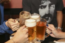 飲酒で顔が赤くなる人はがんなどの疾病リスクが高い