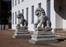 87年間、韓国・澗松美術館の入り口を守ってきた一対の石獅子、中国へ
