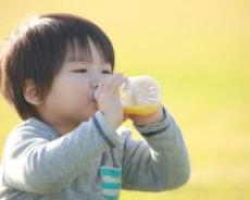 炭酸飲料やジュースばかり飲む子ども叱るべき？心配な親に伝えたい2つの科学的事実