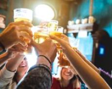 「日本は外で飲めるからいいよね」訪日外国人もビックリ“飲酒ルール”海外との意外な違い