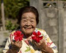 沖縄の90歳“おばー”、孫のおかげでネットで人気！元気のヒケツは80年以上、毎日続ける「2つのスゴイ習慣」