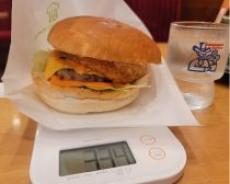 今年のコメダ珈琲店「月見バーガー」がたまらん…！マックの月見と重さを比べてみると