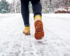 雪の中を薄着で歩く女性を発見、車で家まで送ったら「ひどい目にあいました」／びっくり体験人気記事BEST