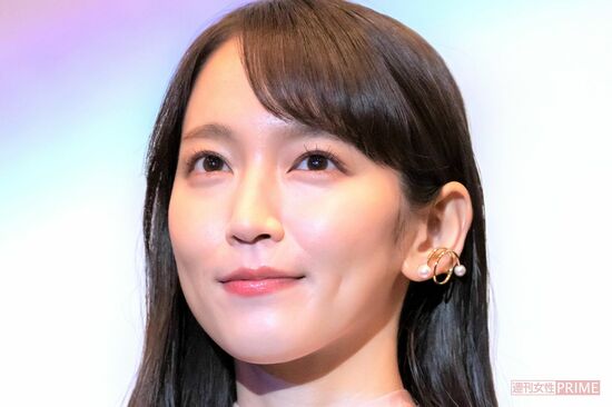 吉岡里帆がパリで披露した“濃いめメイク”の激変姿、似ていると言われた女優の名前