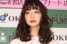 「35歳でこれは…」中村雅俊の娘・里砂の“衝撃衣装”、親譲の美貌で貫くコスプレ路線