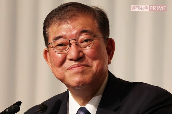 「腹話術メガネ」石破首相に早くもあだ名か、“バラマキ”と原稿棒読みの既視感に「誰の操り人形？」