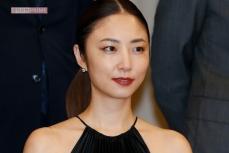 「美脚に目がいかない」MEGUMI『美脚大賞』授賞式で、“胸元強調”ドレスに冷ややかな声