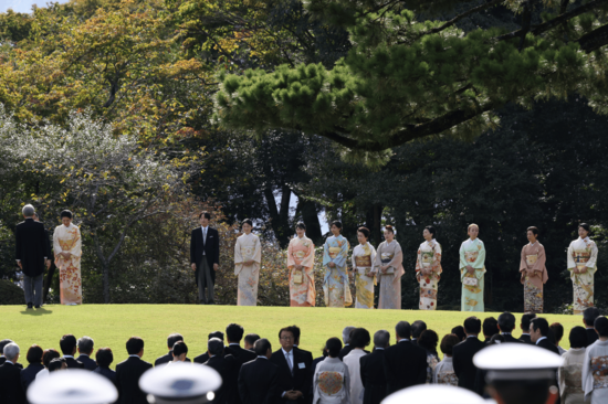 「両陛下と並ぶ姿を見たい」パリ五輪メダリストらが参加した園遊会、物議を醸した愛子さまの“並び順”