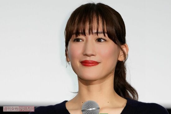 「映画サイトで2.6点」綾瀬はるか、胸元全開ドレスでアピールした主演映画に集まる酷評