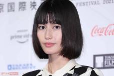 橋本愛「さすがにキツイ」アラサー制服風から一転、「最高だ！」大絶賛の金髪変貌