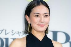 板谷由夏の“布面積”がほぼないドレスが圧巻！「薄目で見るとほとんど…」ファン悶絶の絶景スタイル