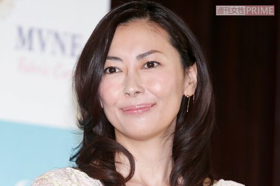 「パリのホームパーティーで息子さんと」中山美穂さん、岩井俊二監督らが語る“女優魂とすっぴん顔”