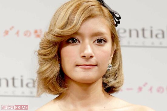 ローラ、運転免許合宿での“黒ずくめ”が「コナンの犯人」感、気づかれにくい露出ゼロファッション