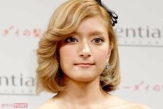 ローラ、運転免許合宿での“黒ずくめ”が「コナンの犯人」感、気づかれにくい露出ゼロファッション