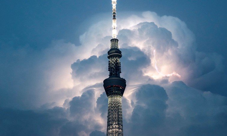 スカイツリーの背後に巨大な〝竜の巣〟出現　ラスボスの気配感じる光景に8.5万人騒然