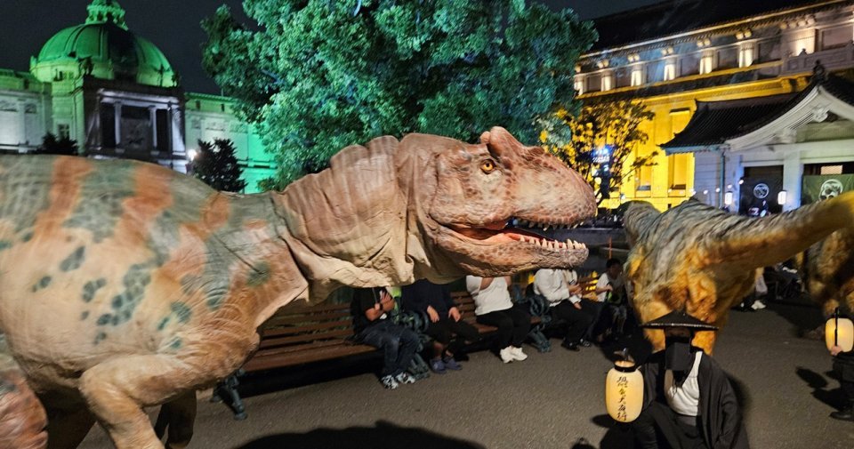 近い！デカい！怖かわいい！　夜の上野をノシノシ歩く恐竜たちに会ってきたら...衝撃の〝じゃれあい〟目撃