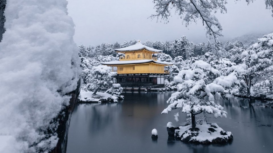 モノクロ世界に佇む〝金一点〟に4.8万人感動　雪の中の金閣寺が「絶景」「まるで日本画みたい」