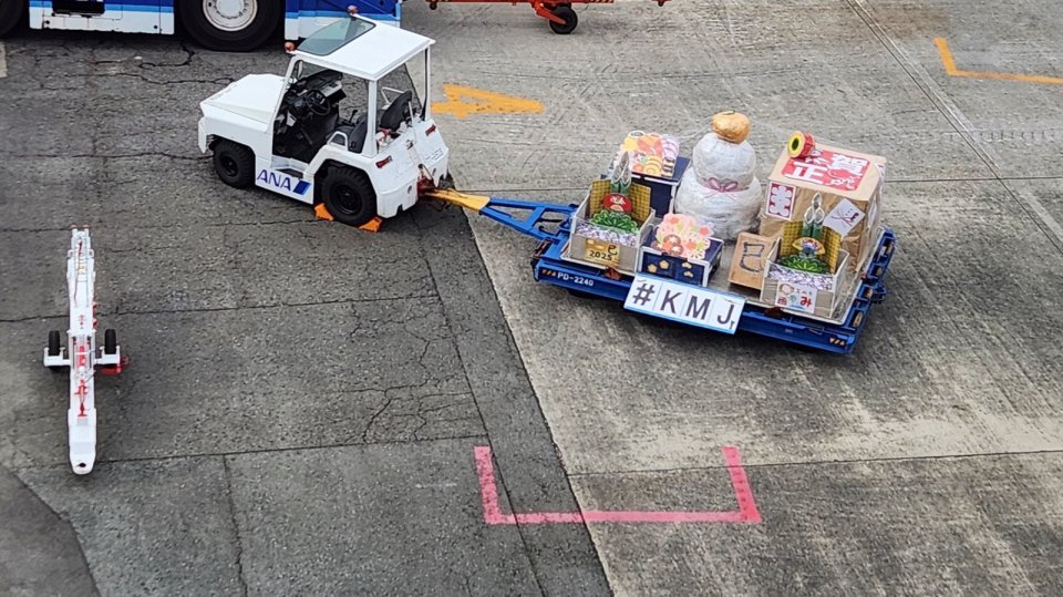 「ミニチュアかと思ったら...」　新年の空港で激写された〝巨大鏡餅〟に5万人感心