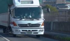 「片側一車線の道路で正面から走ってくる大きなトラック。運転手は私を『バカやろう』と怒鳴りつけると...」（神奈川県・50代女性）