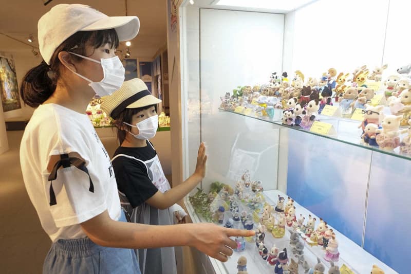 「また集めたくなっちゃう！」シルバニアファミリーに母世代もわくわく　横浜人形の家で企画展