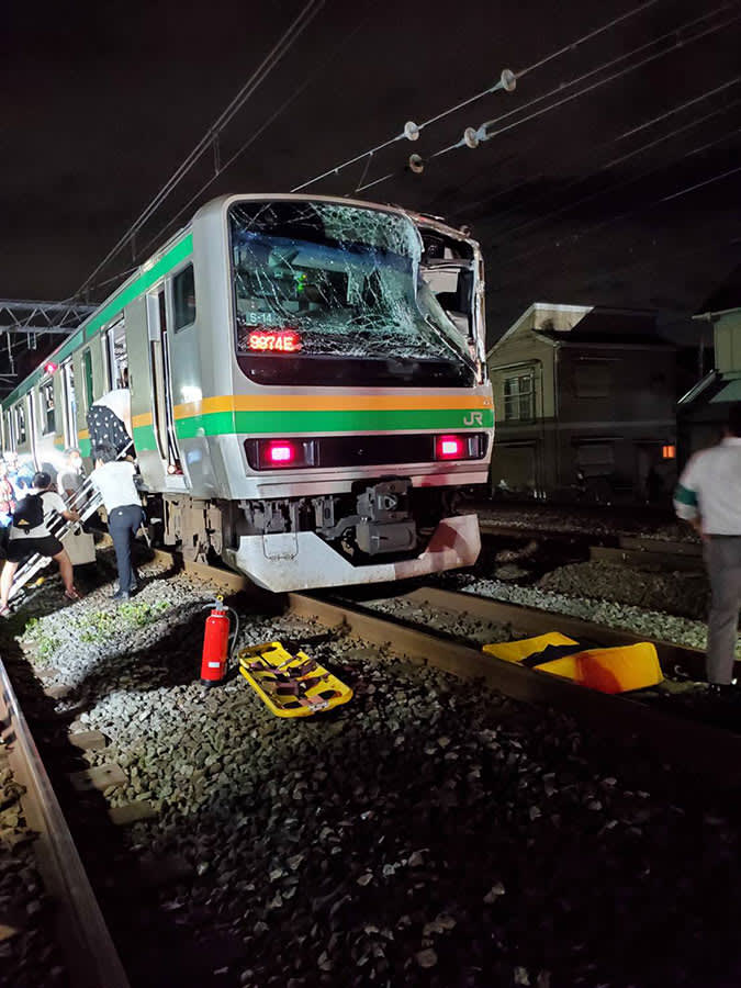 東海道線が架線と接触、電柱倒れ車内停電　横須賀線、京浜東北・根岸線も影響　復旧の見通しは