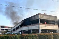 厚木のパチンコ店駐車場火災　火元は2階中央付近の車か　計152台が被害