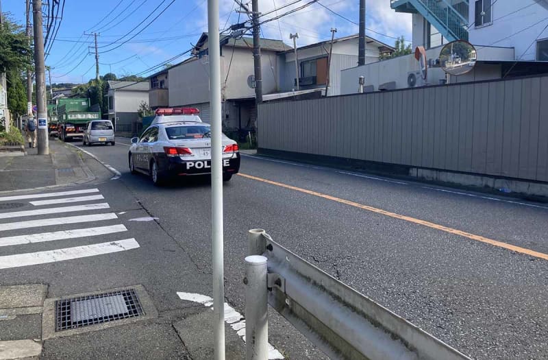ひき逃げか、オートバイの男性重傷　鎌倉の信号機のない県道交差点