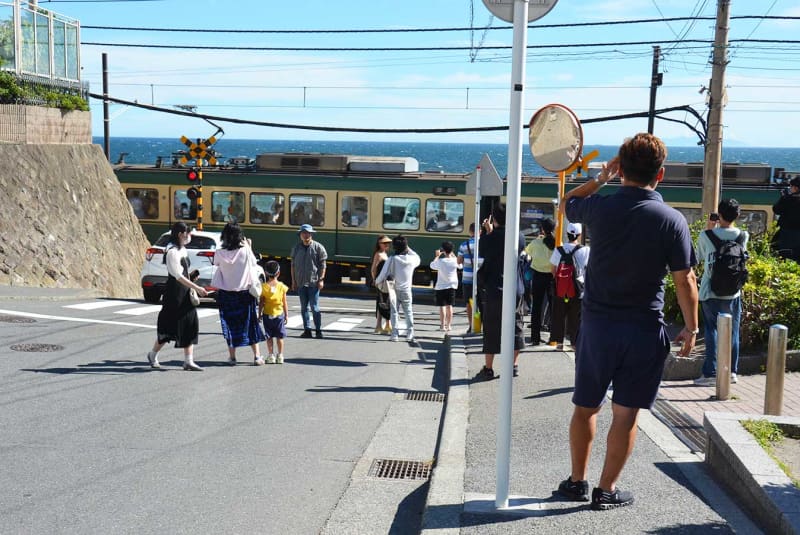 スラムダンク「聖地」の鎌倉高校前駅近く踏切、平日も警備員配置へ　観光客増加で新対策