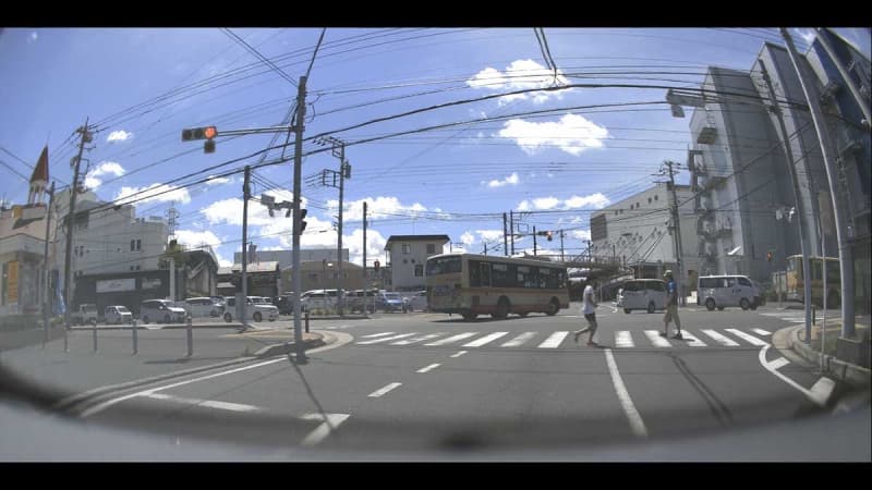 神奈中路線バスが無謀運転　座間市内で車追い越し、直進レーンから右折