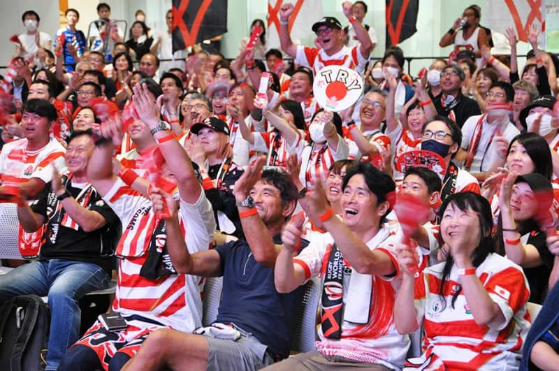 横浜市役所でPV　300人が「勇敢な桜戦士」熱いエール、初戦勝利に歓喜