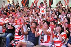 横浜市役所でPV　300人が「勇敢な桜戦士」熱いエール、初戦勝利に歓喜