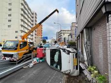 横須賀の国道16号、車が歩道に飛び出し横転　歩行者にけが人なし