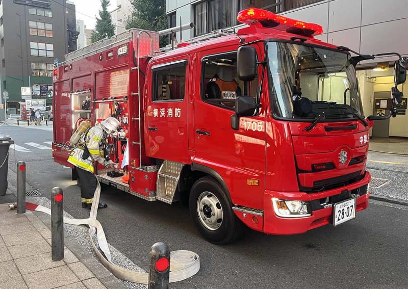 横浜・神奈川区で車両燃える火事　「建物に燃え移りそうだ」と通報