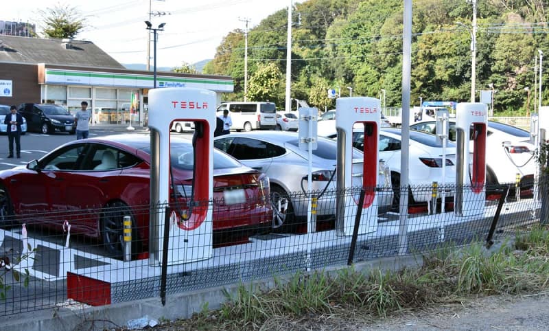 米テスラ社製の電気自動車用急速充電器　秦野のファミマ店舗に設置　神奈川で初　15分で275キロ走行可能