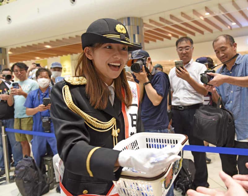 フリーアナ後藤楽々さんが一日警察署長　ららぽーと湘南平塚で交通安全呼び掛け