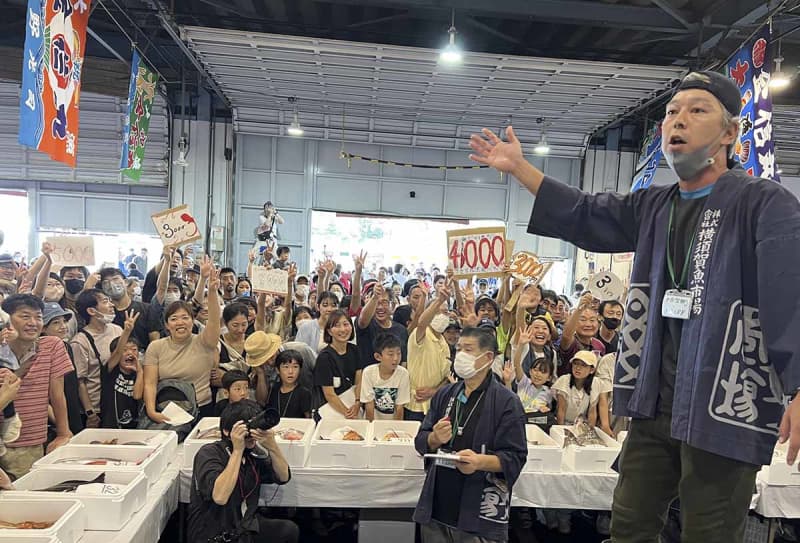 マグロ解体ショーや競り販売にあふれる活気　創立110年の横須賀魚市場で「さかな祭り」