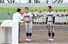 【高校野球秋季神奈川県大会】横浜・三塁コーチャー岩本　試合出ない主将の難しさ痛感　パワハラ報道でチームは