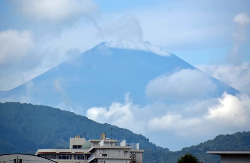 富士山が初冠雪　例年より遅く　秦野でも雲間から確認