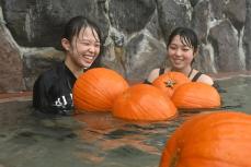 巨大カボチャがプカプカ　箱根のユネッサンでハロウィーン風呂