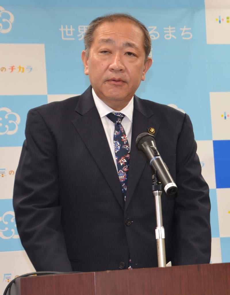 小田原市長ポスター問題　「事務所のミス」と謝罪　法的には「問題ない」
